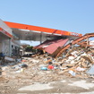 石巻市内で津波被害を受けたガソリンスタンドようす（2011年5月8日）