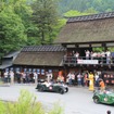 2日目の昼食ポイントになったかやぶきの郷旅籠（群馬県吾妻郡）に到着し、歓迎される参加者たち。