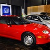 EV1（赤）とシボレー・ボルト（銀。2008年のイベント）。EV1はブランド名無しのGM EV1、つまり全GMプロジェクトという位置づけだった。