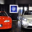 EV1（赤）とシボレー・ボルト（銀。2008年のイベント）。EV1はブランド名無しのGM EV1、つまり全GMプロジェクトという位置づけだった。