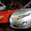 EV1（赤）とシボレー・ボルト（銀。2008年のイベント）。EV1はブランド名無しのGM EV1、つまり全GMプロジェクトという位置づけだった。