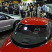 EV1（赤）とシボレー・ボルト（銀。2008年のイベント）。EV1はブランド名無しのGM EV1、つまり全GMプロジェクトという位置づけだった。