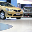 中国で販売される新型ティーダ（手前）とティアナ（上海モーターショー）。