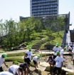 首都高速道路、大橋ジャンクションの換気所屋上に現れた水田で小学生が田植えを体験