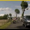 「ツール・ド・フランス」で中継車が選手を跳ね飛ばす事故 フーガーランド選手は道路脇の鉄線まで飛んでいってしまう