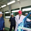 タイ工場塗装工程を視察する三菱自動車益子社長