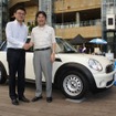 カーシェアリングサービス『タイムズプラス』にMINIを導入（写真：左からタイムス24の内津基治氏とBMWグループジャパンの佐藤晋介氏）