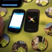 「Nexus S」の持つNFC機能のデモ。机上のタグに端末を乗せると、あらかじめ設定されたアプリが瞬時に起動する