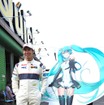 小林可夢偉選手は、初音ミクの痛車でレースに出場する、グッドスマイルレーシングのイベントに参加した