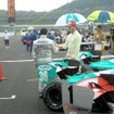 厳しい戦いを終えて、トップ2が握手。左（背中）がオリベイラ、右がロッテラー