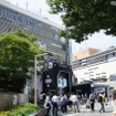 新宿駅東口に設置されたイベント会場