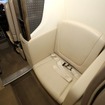 操縦席とキャビンの間、乗降口の正面に横向きに設置されたジャンプシートは折り畳んで荷物置き場としても使う事ができる。