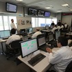 テレメトリールームはテスト飛行中の機体からリアルタイムでデータを受け、フライト状況を看視しながらパイロットに遠隔指示を行うオペレーションルーム。