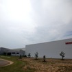 2011年に完成したホンダジェット量産工場（右側白い建物）