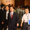 民主党両院議員総会の会場入りする代表選候補者（29日・都内）