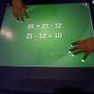 「21ー12＝」なら「9」本の指でパネルをタッチ