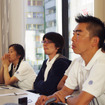 ブリーフィングを受ける工藤氏と、石井氏