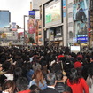 駅が閉鎖され、地上で途方にくれる人々（3月11日・東京新宿駅）　