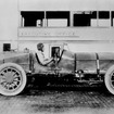 今からちょうど100年前の1911年、第1回インディ500に出走したマシン。当時の優勝記録は平均時速120km/h程度だった。