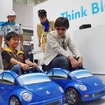 フォルクスワーゲンは8日、エコ体験イベント「Think Blue. Day」を開催。多くの家族連れが楽しくエコを学んだ。