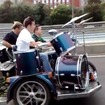 バイクとサイドカーを改造した「バンドカー」で走りながら演奏するロシアの若者