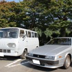フォード・エコノライン（左）といすゞピアッツァ（右）。