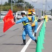 現場に駆けつけた隊員は車線規制の準備を進める。