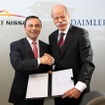2010年4月、戦略的提携を発表したルノーのカルロス・ゴーン会長とダイムラーのディーター・ツェッチェ会長