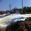 タイの洪水被害で、国交省派遣のポンプ車が排水作業開始した