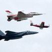 練習機『T-7』とフォーメーションを組む『F-15』と『F-2』。戦闘機の低速飛行は極めて難しいという。