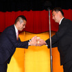 サピックス小学部の高宮敏郎代表にトロフィを贈呈するイード 宮川洋代表（塾アワード11）。