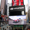 スマートフォンをコントローラーにして、米国ニューヨーク・タイムズスクエアの巨大ビルボードでレースゲームが楽しめる「ヒュンダイレース」