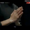 胸の前で手を合わせて語るおなじみのポーズも