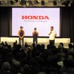 向かって左からストーナー、ペドロサ、中本修平（ホンダ・レーシング取締役副社長）