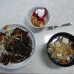 巡視船あかいし。あわせ調味料で前日から煮込んだ豚バラ肉に卵をキャベツにのせた丼。隠し味にゆず胡椒をきかせたけんちん汁