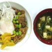 巡視船さつま。枝豆と野菜を大目に、黒豚の下に大葉をしいた丼と、つみれを加えた青さ汁