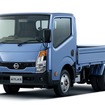 日産アトラスF24。標準ボディ、フルスーパーロー、扁平ダブルタイヤ、最大積載量2.0t、ディーゼル、木製荷台