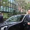 光岡の河村賢整副社長（左）と京セラの宝飾応用商品事業部事業部室事業企画課責任者の吉井毅さん