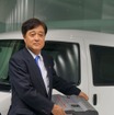 三菱自動車が発売した交流100Vで最大1500Wまで電源供給できる『MiEVパワーボックス』(写真:益子修社長)