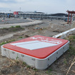 津波が直撃した仙台空港。数店舗あったレンタカー店はマツダレンタカーの店舗と日産レンタカーの看板を残し全て流された（2011年5月）