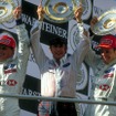 1999年、F1ヨーロッパGP（ニュルブルクリンク）で優勝したハーバート（向かって左。中央はスチュワート、右はバリケロ）