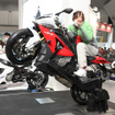 【東京モーターサイクルショー12】BMW S1000RR のウィリー走行を疑似体験