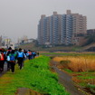 鶴見川左岸を歩く。右岸は高台でマンション群などが、左岸は平地でクルマ関連の工場や古い家屋が並ぶ