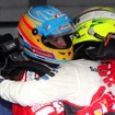 ペレス（背中、ザウバー）とアロンソ（フェラーリ。3月25日、F1マレーシアGP決勝）