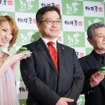 右から、シャア役の声優池田秀一さん、相模屋食料の鳥越淳司社長、南明奈さん