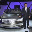 インフィニティのEVセダンコンセプト、LEを披露する日産自動車のカルロス・ゴーン社長兼CEO（ニューヨークモーターショー12）