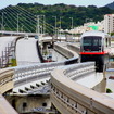 那覇東バイパスと国場川が寄り添う壺川駅は「唐船ドーイ」が流れる（2012年4月20日撮影）