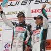 GT500クラスで優勝したDENSO KOBELCO SC430ドライバーの石岡宏明（左）と脇阪寿一（右）。（SUPER GT 2012第2戦・富士スピードウェイ）