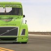 236.577km/hというハイブリッドトラックによる新たな世界最高速記録を達成したボルボ「MEAN GREEN」（動画キャプチャー）