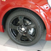 17インチのアルミホイール。シルバーも選べる。タイヤはミシュランのパイロットスポーツ3(205/50R17)が装着されていた